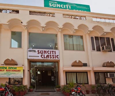 https://imgcld.yatra.com/ytimages/image/upload/t_hotel_yatra_city_desktop/v1391052042/Domestic Hotels/Hotels_Bhatinda/Hotel Sun City Classic/Facade~149.jpg